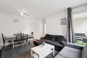 una sala de estar con un sofá y una mesa en Superbe 90M2, chic & cosy avec Parking privé et Terrasse - 10pers, en Villeurbanne