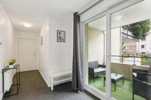 Una sala de estar abierta con un balcón con una silla. en Superbe 90M2, chic & cosy avec Parking privé et Terrasse - 10pers, en Villeurbanne 6 fotos más