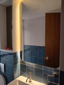 Phòng tắm tại Premium 1 Bhk furnished flat