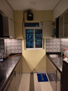 Nhà bếp/bếp nhỏ tại Premium 1 Bhk furnished flat