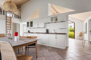 Kuchyň nebo kuchyňský kout v ubytování 890-Snedsted-Niels-Juels-Vej-41