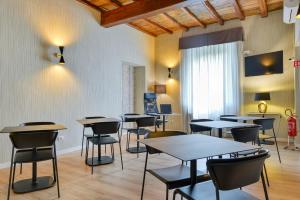 TV a/nebo společenská místnost v ubytování ROME'S GLORIA HOTEL