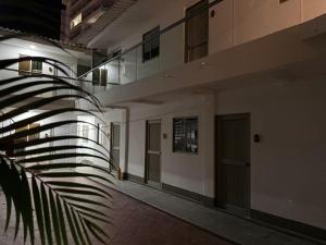 Un pasillo de un edificio con una palmera. en Arcadia Hotel, en Cartagena de Indias
