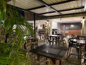 un restaurante vacío con mesas y sillas y una cafetería en Arcadia Hotel, en Cartagena de Indias
