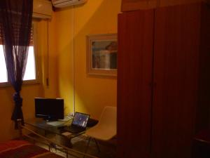 ジャルディーニ・ナクソスにあるEstrellas De Mar Casaのデスク、パソコン、ノートパソコンが備わる客室です。