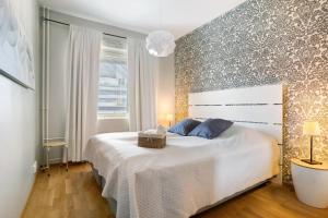 罗瓦涅米Santalux Apartment 2 By Lapland Host的房间里有一张白色大床的卧室