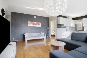 罗瓦涅米Santalux Apartment 2 By Lapland Host的客厅里有一张沙发和一张桌子。 更多19张照片