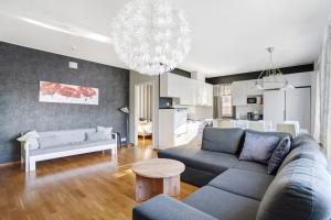 罗瓦涅米Santalux Apartment 2 By Lapland Host的客厅里有一张沙发和一张桌子。