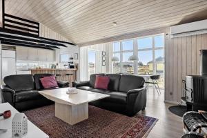 een woonkamer met een bank en een tafel bij 941-Thisted-Klitstien-37 in Torsted