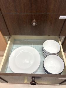 drie witte borden staan in een lade bij Frasis in Furano +20 foto's