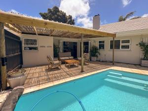 Swimmingpoolen hos eller tæt på Spacious Holiday house with swimming pool