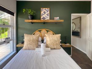 En eller flere senge i et værelse på Spacious Holiday house with swimming pool + 16 billeder