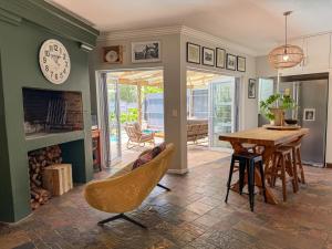 Et opholdsområde på Spacious Holiday house with swimming pool