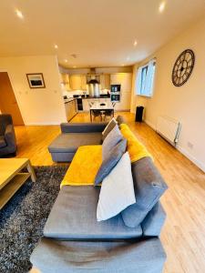 een woonkamer met een bank met kussens erop bij Scotapartments in Edinburgh