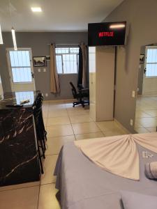 a waiting room with a hospital room at Pousada Confort in São Paulo