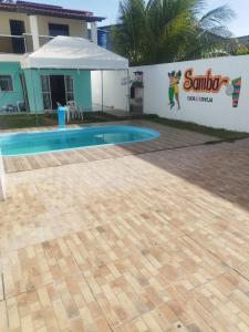 una piscina davanti a una casa di Casa Morato a Mata de Sao Joao
