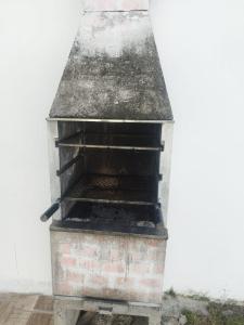 un forno di mattoni con tetto sopra di Casa Morato a Mata de Sao Joao Altre 2 foto