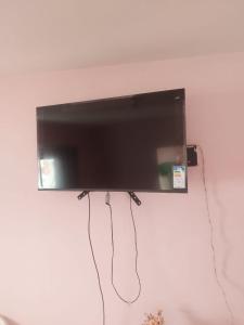 una TV a schermo piatto appesa a una parete di Casa Morato a Mata de Sao Joao