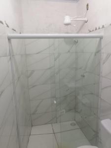 una doccia con una porta in vetro in un bagno di Casa Morato a Mata de Sao Joao