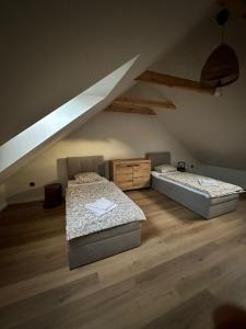 Ένα ή περισσότερα κρεβάτια σε δωμάτιο στο Przystań Dębki