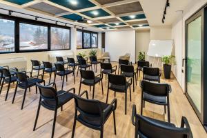 una habitación vacía con sillas y una pizarra en Nouvelle Hotel, en Oni