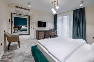 Un dormitorio con una gran cama blanca y un escritorio. en Nouvelle Hotel, en Oni