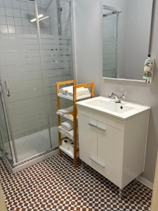 Et badeværelse på Mouzinho 244 - Porto Houses & Suites + 36 billeder