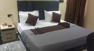 Una habitación de hotel con dos camas y una mesita de noche. en Deroche Apartment, en Karu