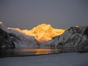 a mountain range with a lake in front of it at Casa Moline Apartamentos Rurales in Aneto