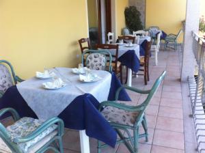 A seating area at I Graniti