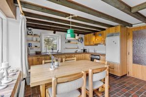 Una cocina o cocineta en 641-Snedsted-Istrupvej-21-C 13 fotos más