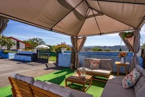 un patio con sofá y mesa en La Piñera, pola de Siero, en Siero