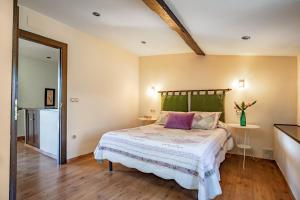 Un dormitorio con una cama con cabecero verde. en La Piñera, pola de Siero, en Siero