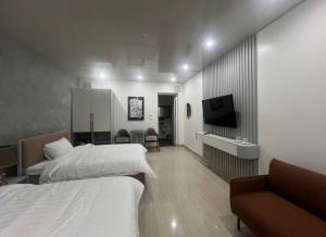 a hotel room with two beds and a television at Khách sạn Sole'a VĨNH YÊN in Vĩnh Phúc +4 photos