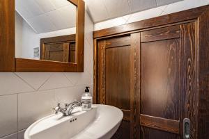 un baño con lavabo y espejo en La Piñera, pola de Siero, en Siero 25 fotos más