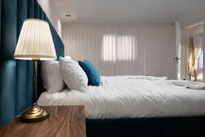 Giường trong phòng chung tại וילה מילגרוס - וילה עם בריכה פרטית מחוממת ומקורה - נוף לים