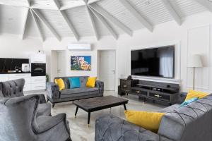 TV/trung tâm giải trí tại וילה מילגרוס - וילה עם בריכה פרטית מחוממת ומקורה - נוף לים +11 ảnh