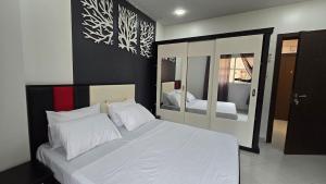 a bedroom with a large white bed with a mirror at T2 Cosy & Central Akid Lotfi in Oran