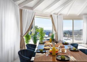 Thức uống tại וילה מילגרוס - וילה עם בריכה פרטית מחוממת ומקורה - נוף לים