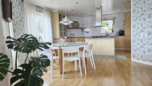 Wonderful villa with panoramic sea view SE09144 في Krommeröd: مطبخ مع طاولة وكراسي في الغرفة