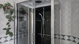 Wonderful villa with panoramic sea view SE09144 في Krommeröd: دش مع باب زجاجي في الحمام +33 صورة