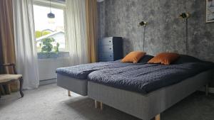 Wonderful villa with panoramic sea view SE09144 في Krommeröd: غرفة نوم بسرير لحاف ازرق ونافذة