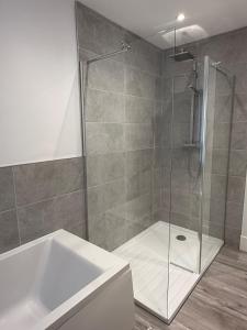 Casa Fresa - 31B High Street في Monifieth: حمام مع دش مع حوض ومغسلة