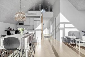 Una cocina y un comedor con mesa y sillas. en 1302-Thisted-Havstokken-30-1, en Thisted