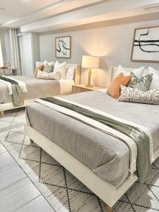 a bedroom with two beds and a couch at Dream Home Close to the Center of NYC in Mott Haven