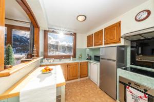 Una cocina o cocineta en Panorama des Cimes - T3 avec Sauna privé et Vue imprenable sur la Station