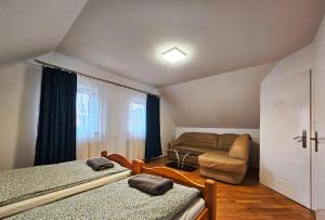 Ένα ή περισσότερα κρεβάτια σε δωμάτιο στο Domki Cztery Pory Roku +35 φωτογραφίες