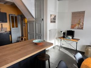 eine Küche mit Theke und Tisch mit Stühlen in der Unterkunft Villa Simone - 8 pers, 100m plage et sauna in Mers-les-Bains