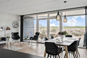 Un comedor con mesa y sillas en 774-Thisted-Havstokken-26-A, en Thisted
