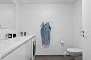 Baño blanco con aseo y toalla en 774-Thisted-Havstokken-26-A, en Thisted